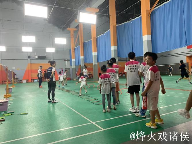 现场体育课:羽毛球趣味挑战 现场体育课:羽毛球趣味挑战
